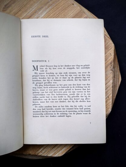Chapter one inside 1935 copy of De Weg tot Elkander by Trygve Gulbranssen - third book of the trilogy - First Edition