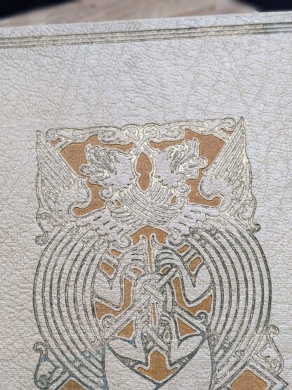 blindstamp up close on a 1935 copy of De Weg tot Elkander by Trygve Gulbranssen - third book of the trilogy - First Edition